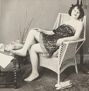 сидить на стільці e1696330012836